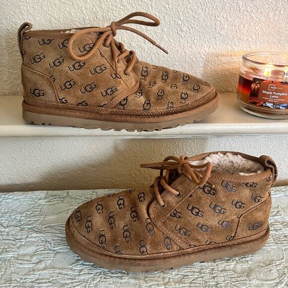 Ugg Nuemel Embossed Chukka Boot Chestnut Brown All Over Logo Womens Size 8 - Picture 10 of 11